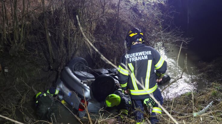 Auto verunglückte in Fraham - Fahrerin in letztem Moment gerettet