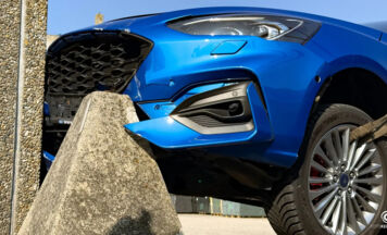 Autolenker prallt in Traun vor Firmeneinfahrt gegen massiven Steinblock