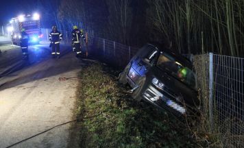 Auto kommt bei nächtlichem Unfall in Aurach am Hongar von der Fahrbahn ab und kippt in Böschung