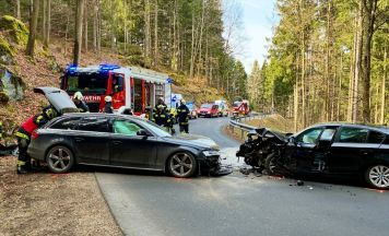 Fünf Personen bei Frontalcrash in Unterweißenbach verletzt