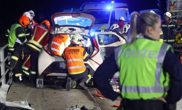 Vier Verletzte bei Unfall in Buchkirchen – Frau aus Wrack geschnitten