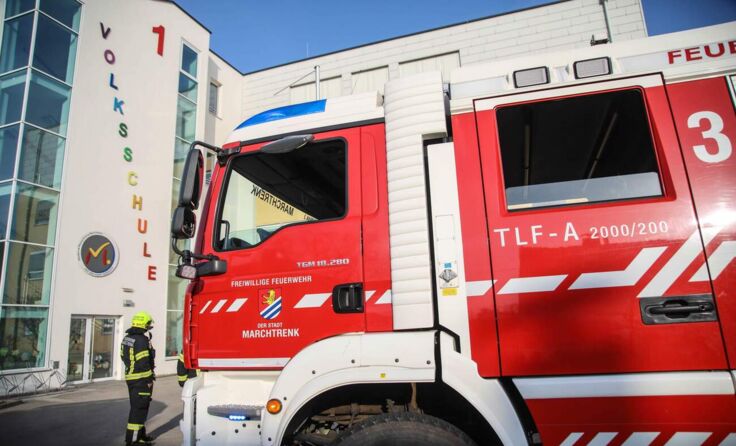 Feuerwehreinsatz vor der Volksschule in Marchtrenk. (Fotocredit: laumat/Christian Schürrer)