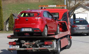 Auto kracht in St. Martin gegen Geschäft