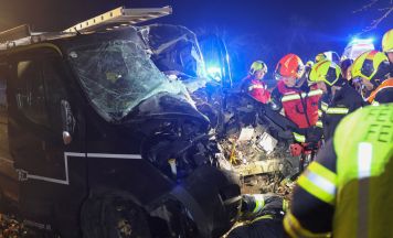 Kleintransporter prallt bei Gunskirchen gegen Baum – Lenker schwer eingeklemmt