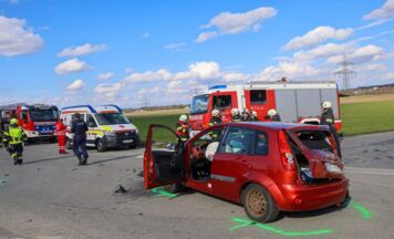 Schwerer Zusammenstoß auf Braunauer Straße in Burgkirchen
