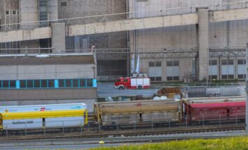 Drei Feuerwehren im Firmengelände eines Zementwerks in Pinsdorf im Einsatz