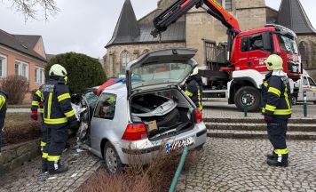 Lenkerin nach Kollision mit Steinmauer in Bad Leonfelden aus Auto befreit