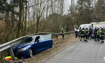 Auto prallt in Altenberg bei Linz gegen Leitschiene