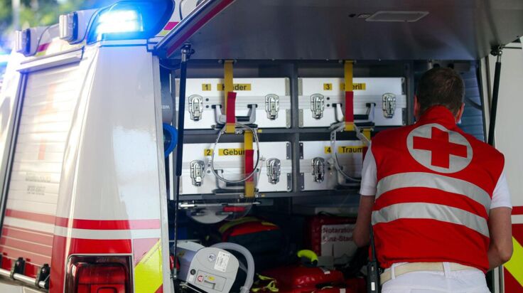 Motorradlenker prallt bei Ausweichmanöver gegen Steinmauer