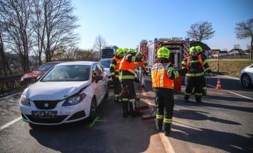 Zwei Verletzte bei Auffahrunfall mit vier Fahrzeugen auf Wiener Straße in Marchtrenk