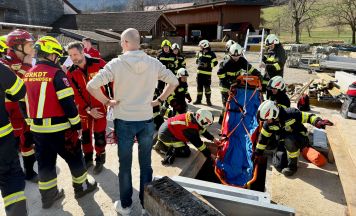 Mann (45) stürzt bei Schalungsarbeiten von Leiter und verletzt sich schwer