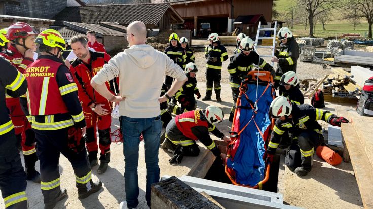 Mann (45) stürzt bei Schalungsarbeiten von Leiter und verletzt sich schwer