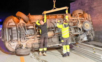 Kleintransporter kippt auf A1 bei Asten – aufwendige Bergung im Baustellenbereich