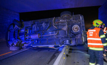 Kleintransporter kippt auf A1 bei Asten – aufwendige Bergung im Baustellenbereich