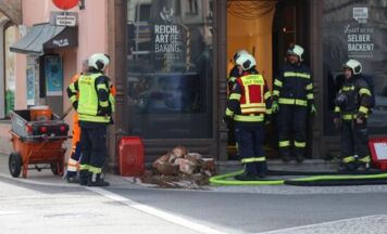 Feuerwehr löscht Brand in Zwischendecke eines historischen Geschäfts in Enns