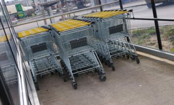 Kind in Ried im Innkreis aus Einkaufswagen befreit