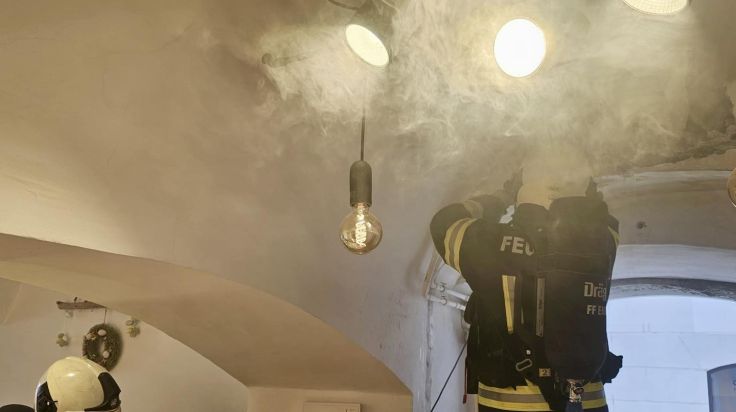 Brandgeruch in Wohnhaus in Enns: Glosender Holzträger im Mauerwerk entdeckt