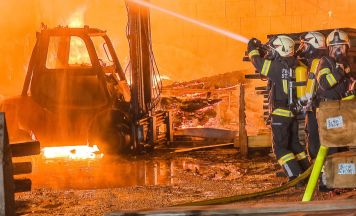 Großbrand zerstört Lagerhalle in Gurten