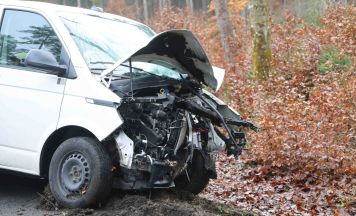 Kleintransporter prallt in Geretsberg gegen Baum