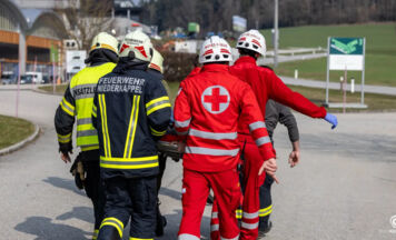 Arbeitsunfall in Niederkappel: Arbeiter stürzt durch Deckenöffnung