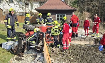 Person in Aurolzmünster unter Hoflader eingeklemmt