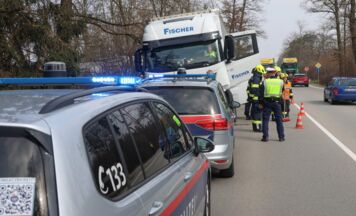 Lkw und Auto auf der B1 in Edt bei Lambach kollidiert