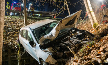 Unfall auf der B136 in Sonnberg: Feuerwehr rettet Lenker aus Wrack