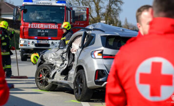 Tödlicher Zusammenstoß zwischen Pkw und Lkw auf der Innviertler Straße bei Krenglbach