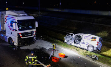 Tödlicher Zusammenstoß zwischen Kastenwagen und Lastwagen in Enns