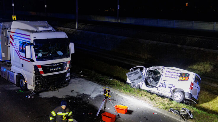 Tödlicher Zusammenstoß zwischen Kastenwagen und Lastwagen in Enns