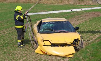 Auto prallt in Weißkirchen an der Traun gegen Geländer – Lenker leicht verletzt