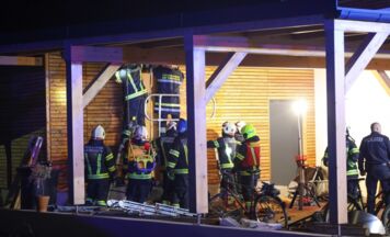 Feuerwehr löscht Brand in Carport in Bad Wimsbach-Neydharting