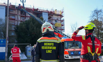 Höhenretter bergen erkrankten Bauarbeiter vom Dach in Linz