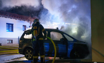 Pkw-Brand in Pregarten greift auf Garage über