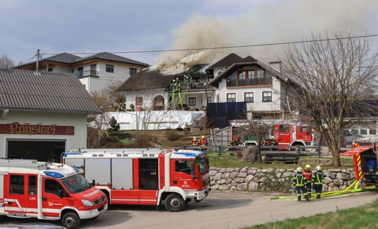 Feuerwehren im Einsatz bei einem Dachstuhlbrand in Laakirchen. (Fotocredit: laumat/Matthias Lauber)