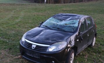 Auto überschlägt sich bei Verkehrsunfall in Ottnang am Hausruck