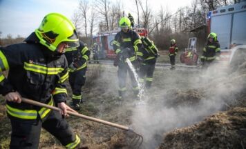 Feuerwehren löschen brennenden Grashaufen in Marchtrenk