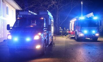 Zwei Feuerwehren rücken in der Nacht zu Bauernhof in Schiedlberg aus
