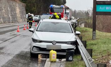 Pkw prallt in Waldneukirchen auf der B140 mehrfach gegen Leitplanke