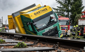 Sattelzug-Bergung auf der B151 in Seewalchen