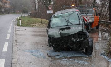 83-Jähriger nach Verkehrsunfall in Micheldorf aus Auto gerettet