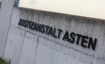 Häftling nützt begleiteten Ausgang in Asten zur Flucht