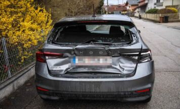 Auffahrunfall zwischen Traktor und Auto in Marchtrenk