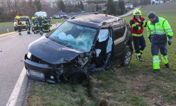 Person aus verunfalltem Auto in Aurolzmünster befreit