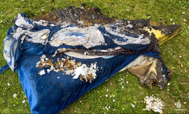 Verbrannte Matratze nach dem Zimmerbrand in Linz. (Fotocredit: Fotokerschi / Werner Kerschbaummayr)