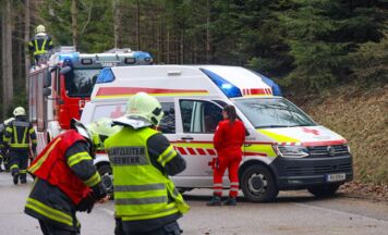 Auto überschlägt sich auf Hausruckstraße bei Eberschwang – zwei Personen verletzt