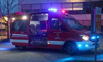 Feuerwehr löscht Brand in Industriebetrieb an Gemeindegrenze bei Neumarkt im Hausruckkreis