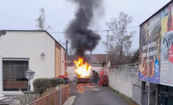 Ersthelfer verhindern Ausbreitung eines Containerbrandes in Pasching