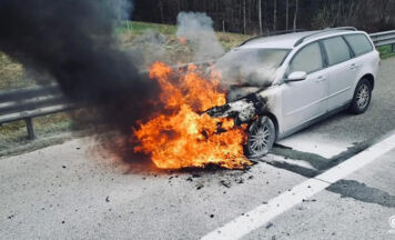 Auto gerät auf Westautobahn bei Seewalchen in Brand