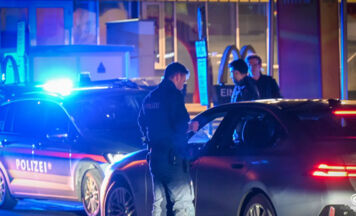 Feiernde Fußballfans blockieren nach WM-Qualifikation Verkehrsachsen